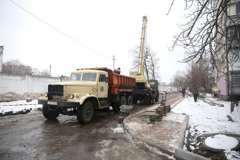 На автодорогах Кременчуга продолжаются ремонтные работы фото 4